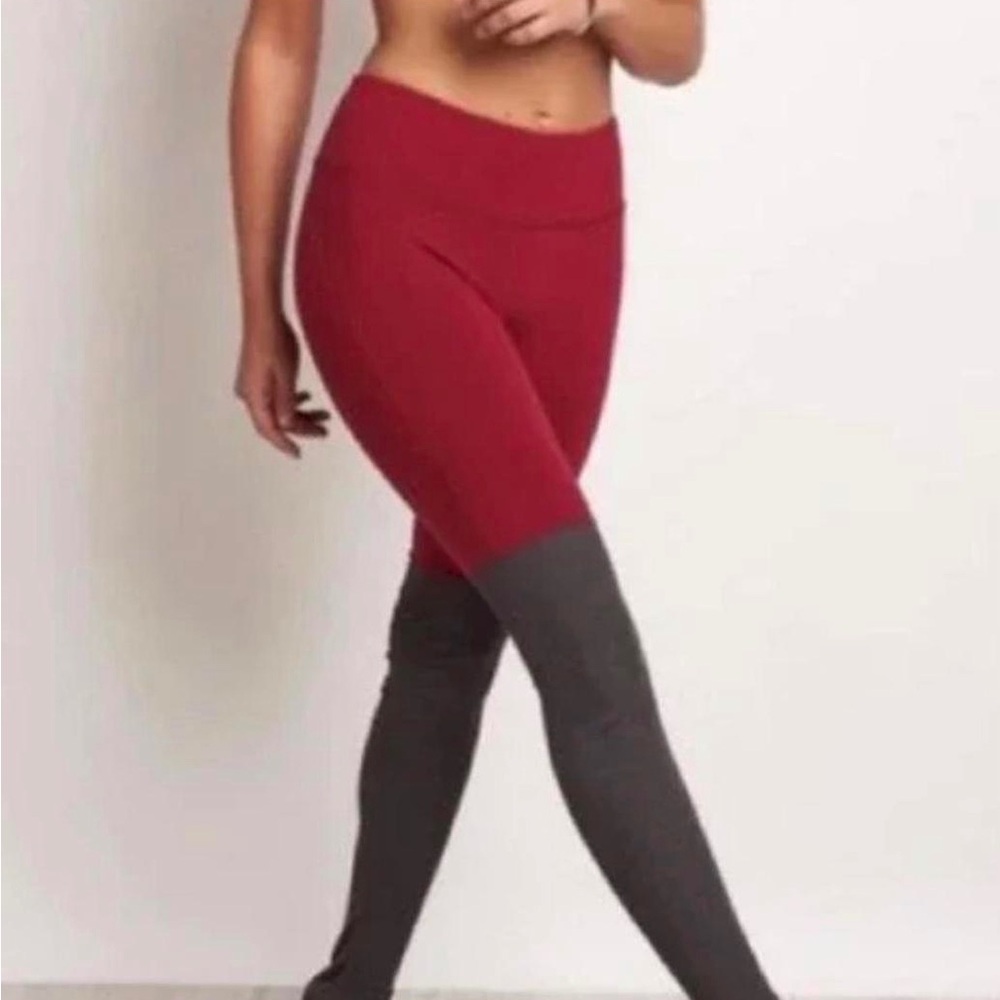 ALO leggings size- small
Perfect for yoga sessions.